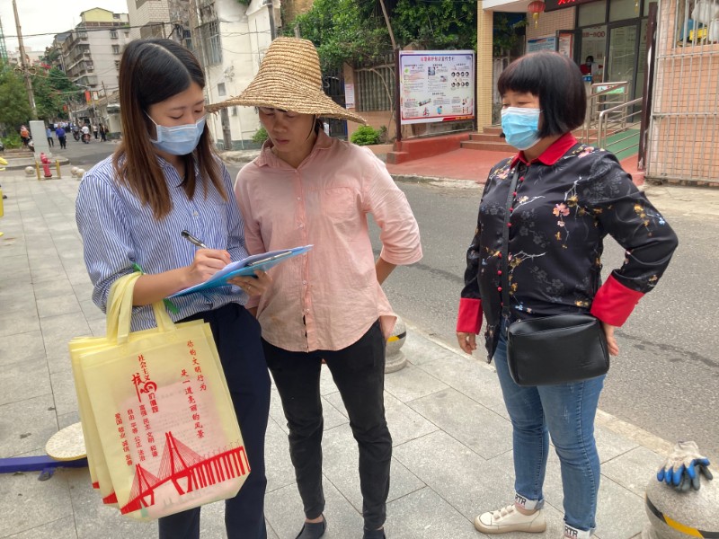 湛江市纪委监委联合霞山区纪委监委积极参与湛江市新时代文明实践主题活动——“万人入户大走访、共话文明拉家常”活动.jpg